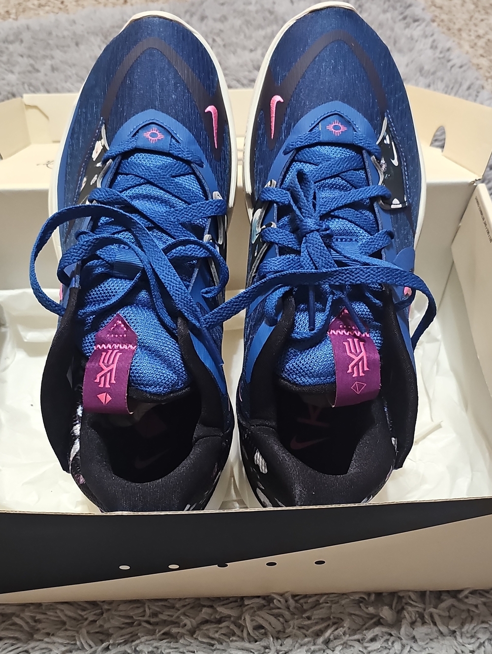 Nike Kyrie Low Men's Blue And Pink Running Sneakers with Pink Accents New Sz 12